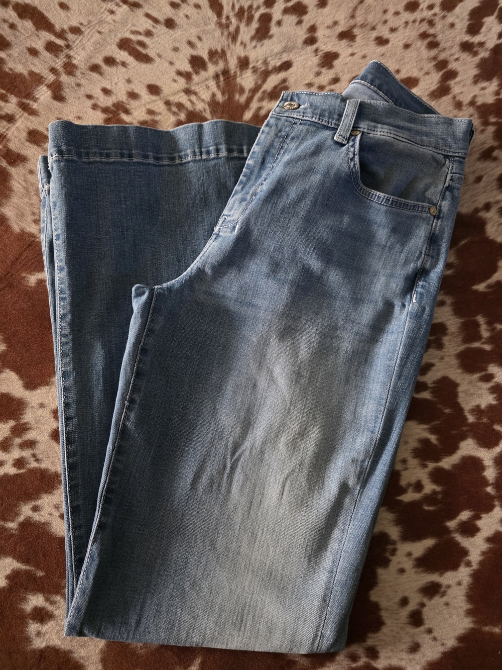 7 For All Mankind Medium Blue Bootcut Jeans with Contrasting Pocket Stitch - Picture 3 of 4